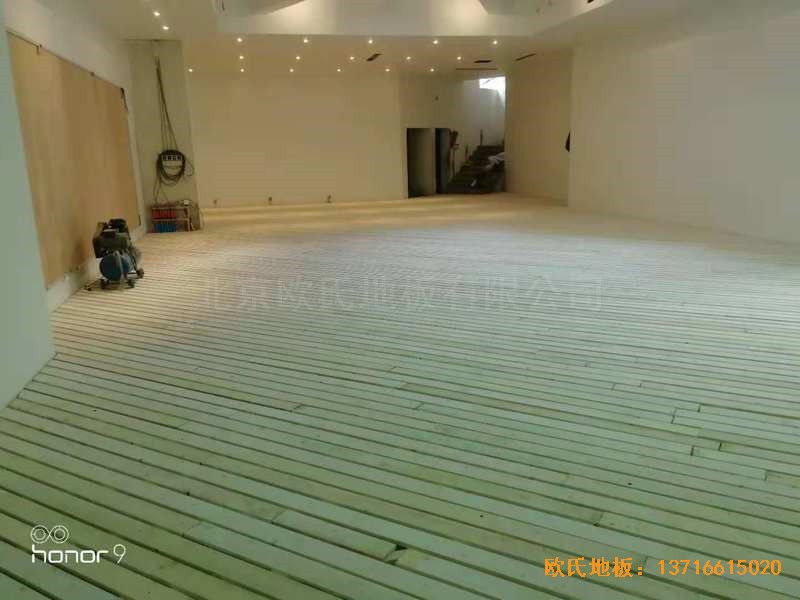 上海闵行西郊庄园2区156号篮球馆体育木地板铺装案例0