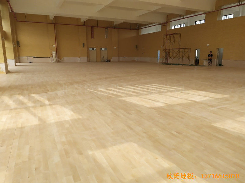 广州黄埔区万樾山小学篮球馆体育地板安装案例4
