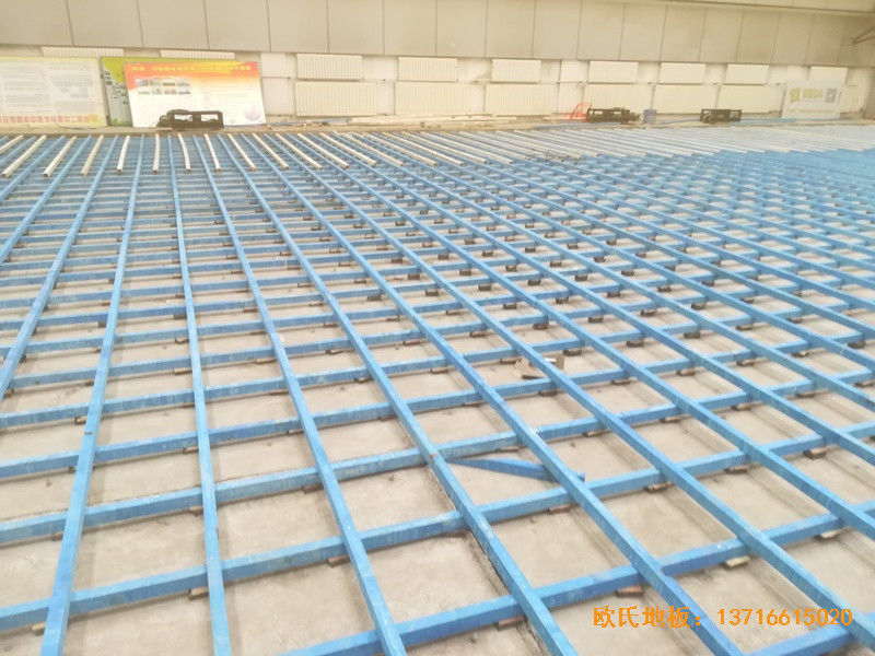 新疆乌鲁木齐兵团二中篮球馆运动地板施工案例1
