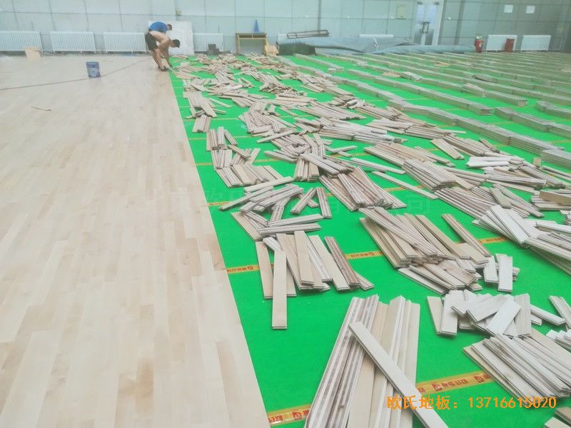 新疆乌鲁木齐兵团二中篮球馆运动地板施工案例2