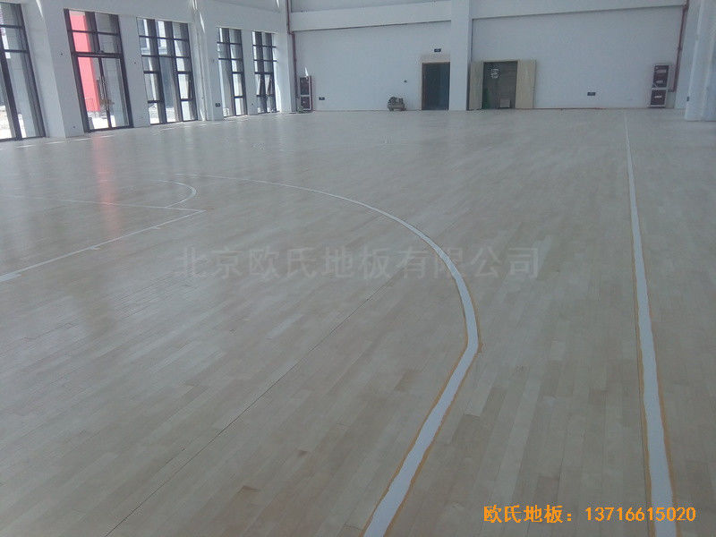 江苏常卅市都市科技园篮球馆体育地板安装案例0