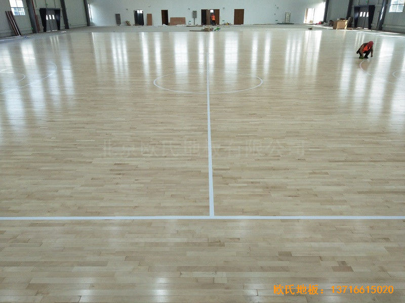 江苏新能源科技公司篮球馆运动地板铺设案例0