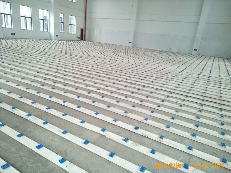 江苏泰州市泰兴济川小学篮球馆运动地板铺设案例1