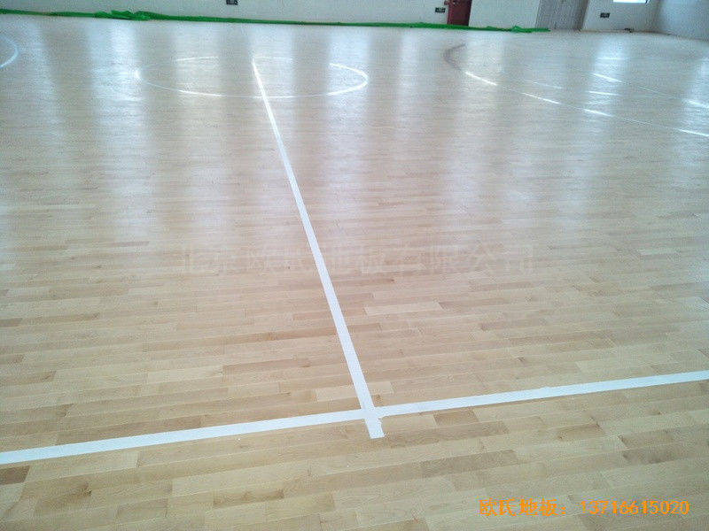 江苏泰州市泰兴济川小学篮球馆运动地板铺设案例4
