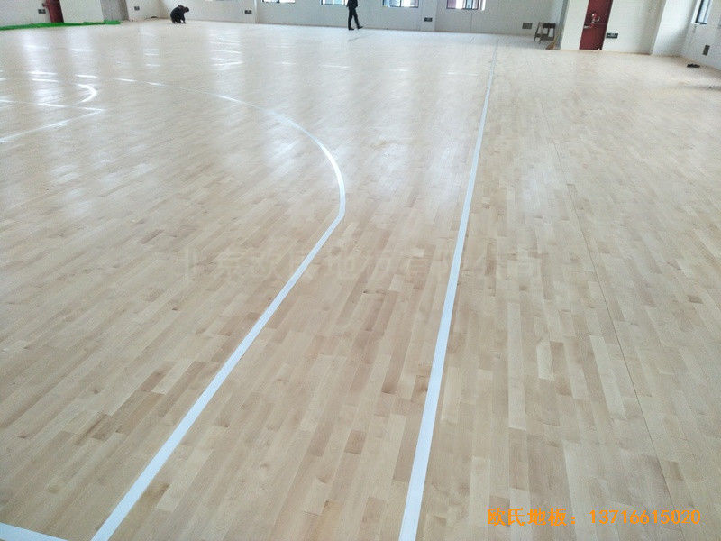 江苏泰州市泰兴济川小学篮球馆运动地板铺设案例5