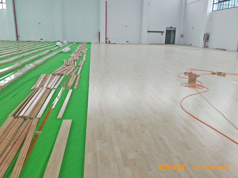 江苏第二中学篮球馆运动木地板施工案例2