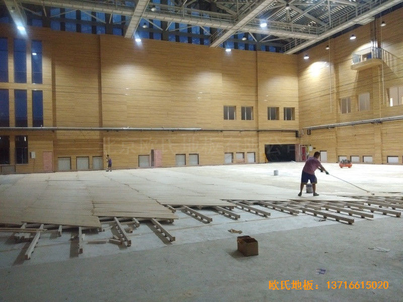 河北雄县第三高中篮球馆运动木地板施工案例2