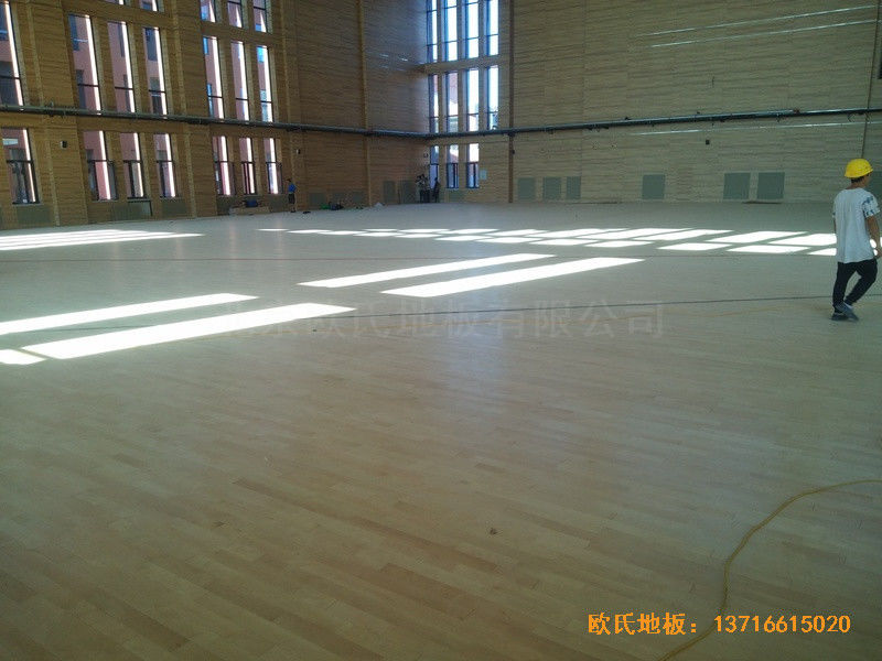 河北雄县第三高中篮球馆运动木地板施工案例4