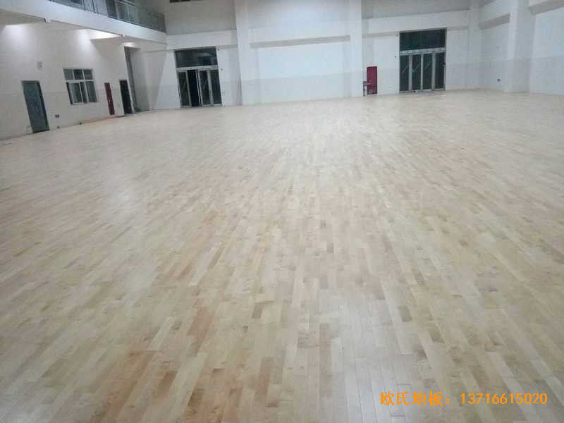 河南洛阳伊水小学篮球馆体育木地板安装案例4