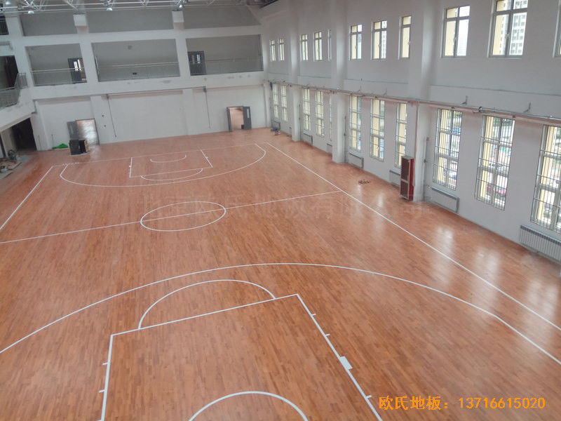 济南中区十三中学篮球馆体育地板安装案例0