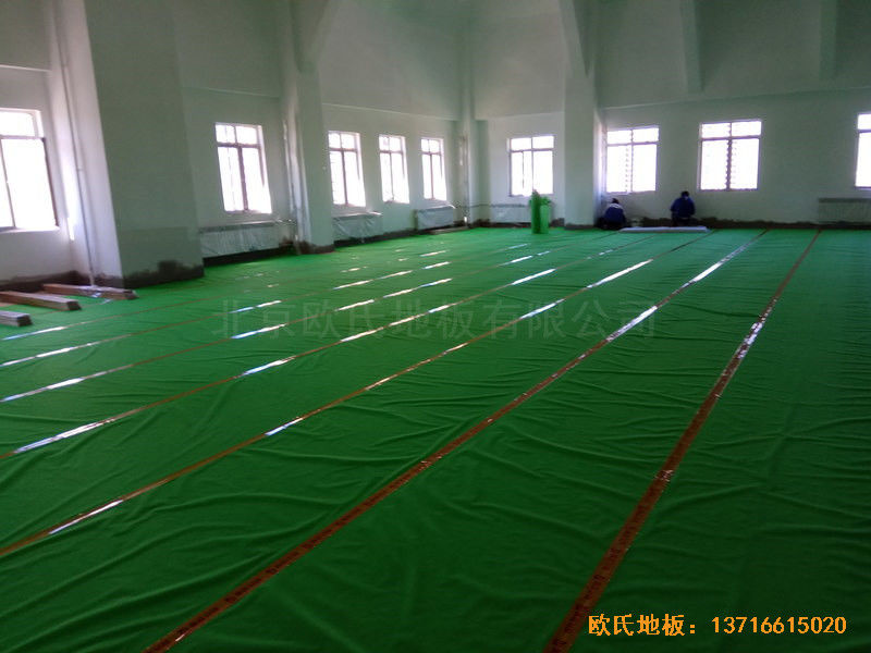 济南中区十三中学篮球馆体育地板安装案例2