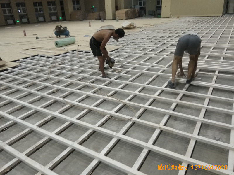 济南历城二中新校区篮球馆运动木地板铺设案例0