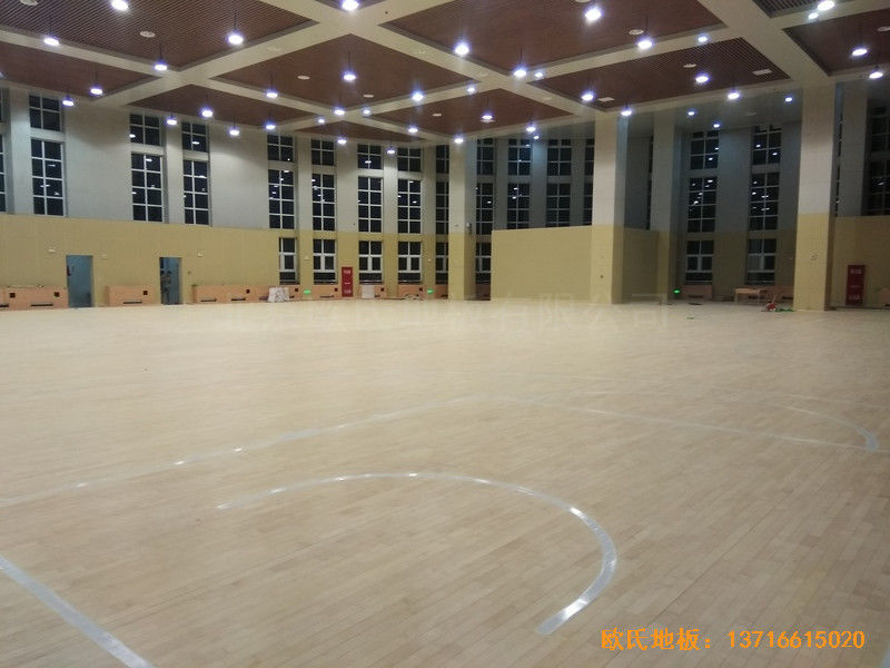 济南历城二中新校区篮球馆运动木地板铺设案例4