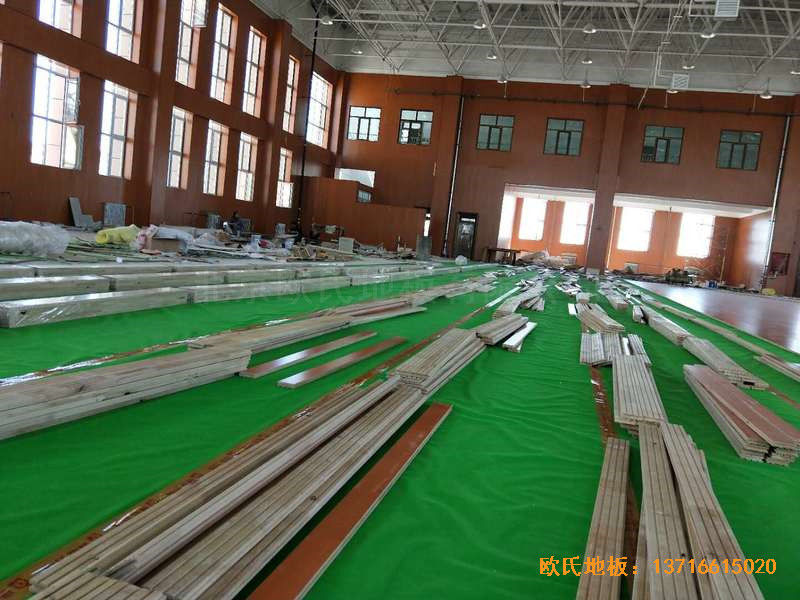 海南民族高中篮球馆运动地板铺设案例2