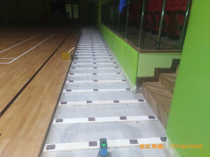 深圳普林斯顿小学篮球馆运动地板施工案例2