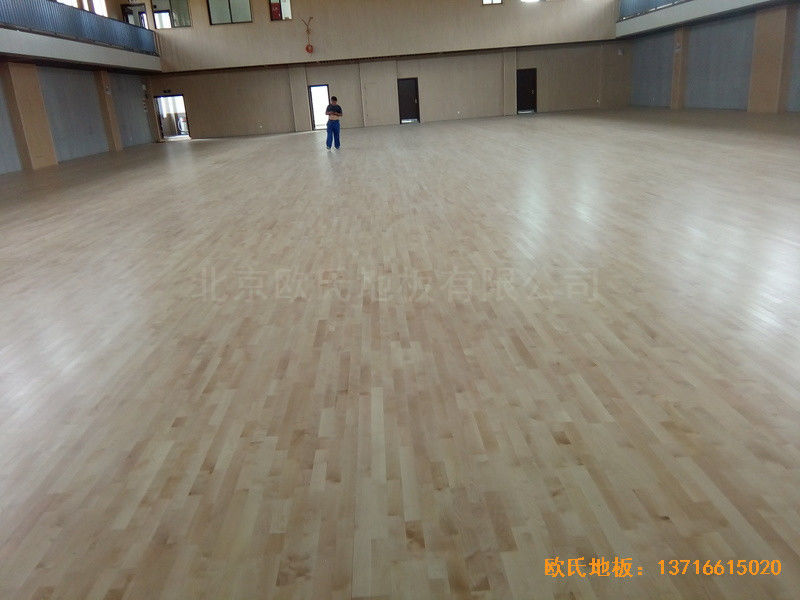 上海宝山区美兰湖中学运动馆体育木地板施工案例0