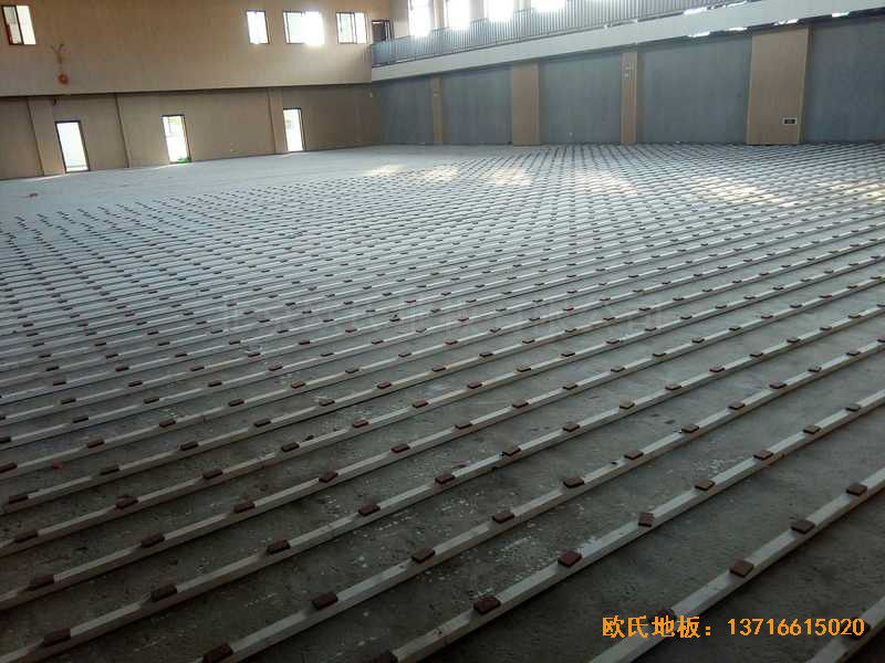 上海宝山区美兰湖中学运动馆体育木地板施工案例1