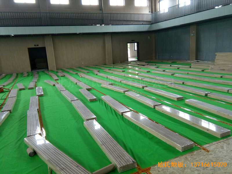 上海宝山区美兰湖中学运动馆体育木地板施工案例2