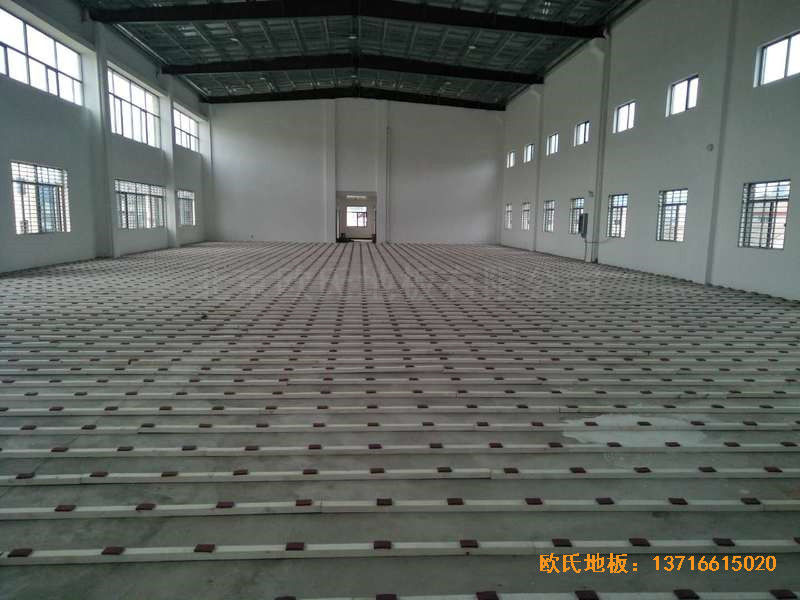 湖北鄢家河三组篮球馆体育木地板铺装案例1