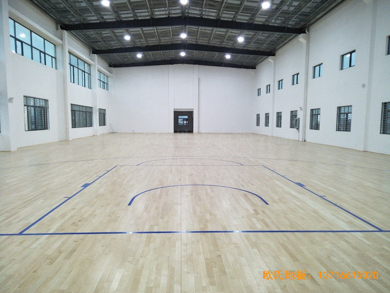 湖北鄢家河三组篮球馆体育木地板铺装案例5