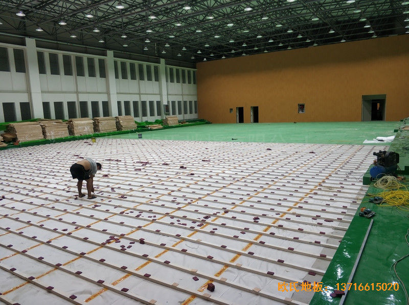 云南富宁一中篮球馆运动木地板施工案例1