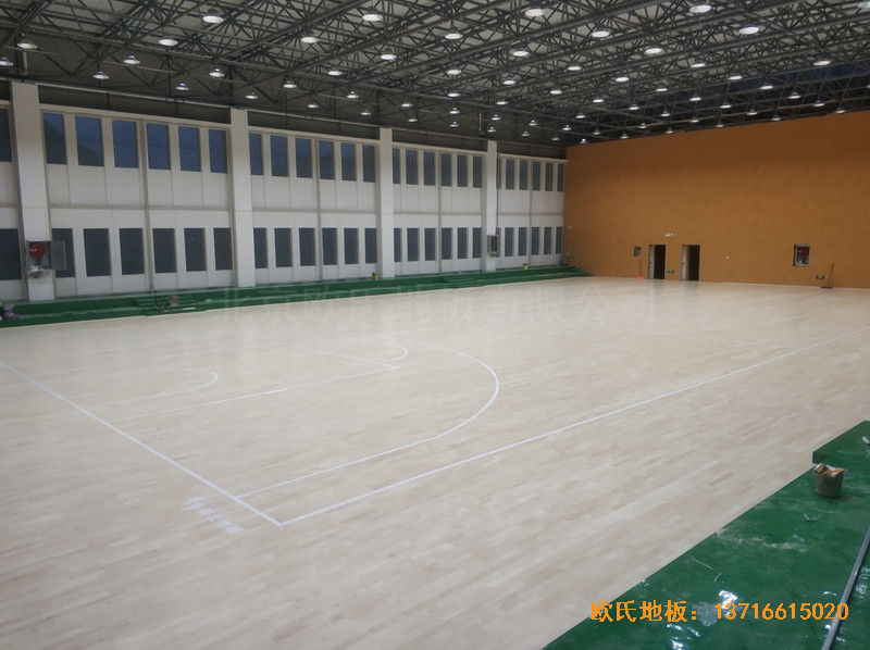云南富宁一中篮球馆运动木地板施工案例3
