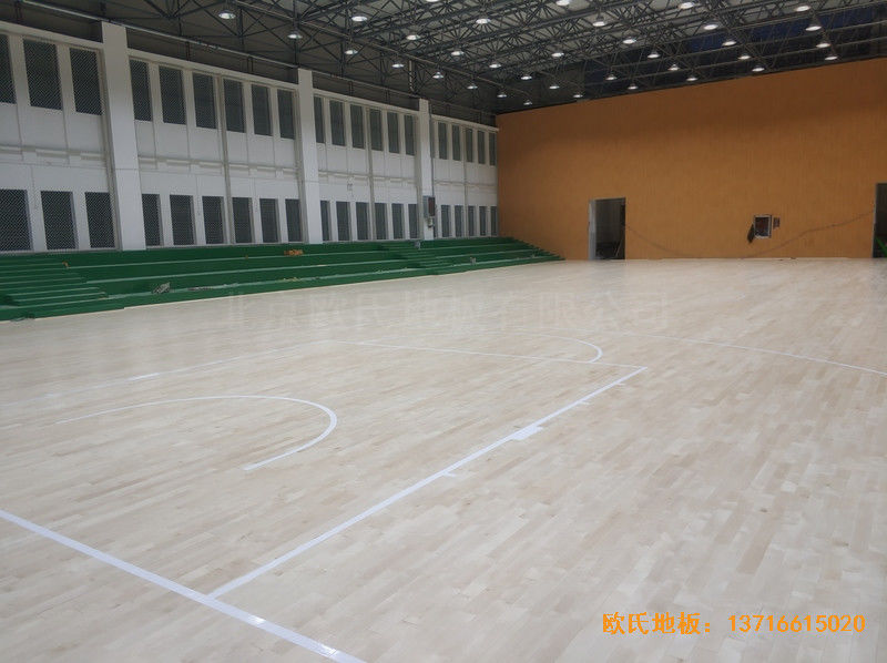 云南富宁一中篮球馆运动木地板施工案例4