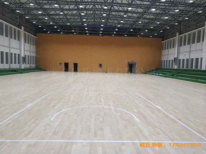 云南富宁一中篮球馆运动木地板施工案例5