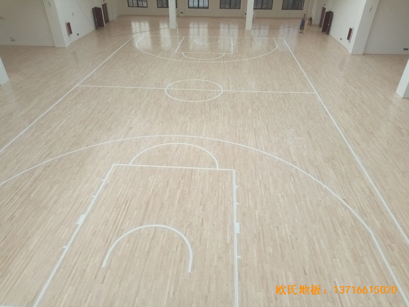 贵阳清华中学分校篮球馆运动地板安装案例5