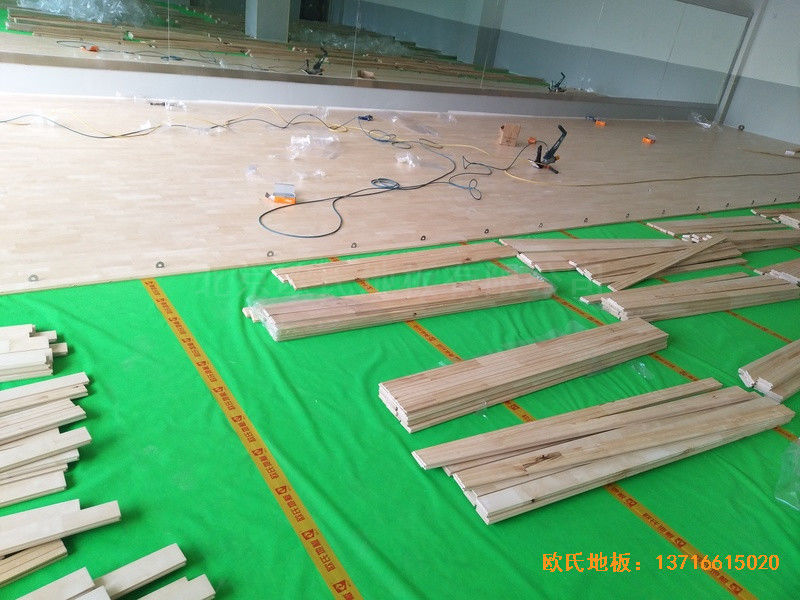 云南怒江职教中心运动馆运动木地板施工案例3