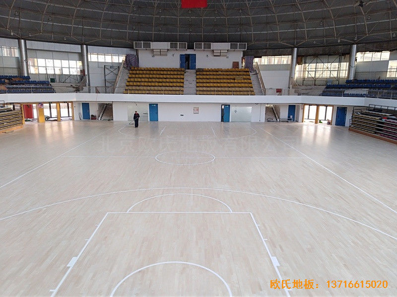 郑州工业应用技术学院体育馆运动木地板施工案例0