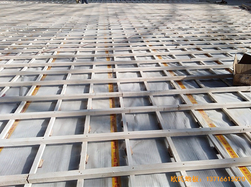 郑州工业应用技术学院体育馆运动木地板施工案例1