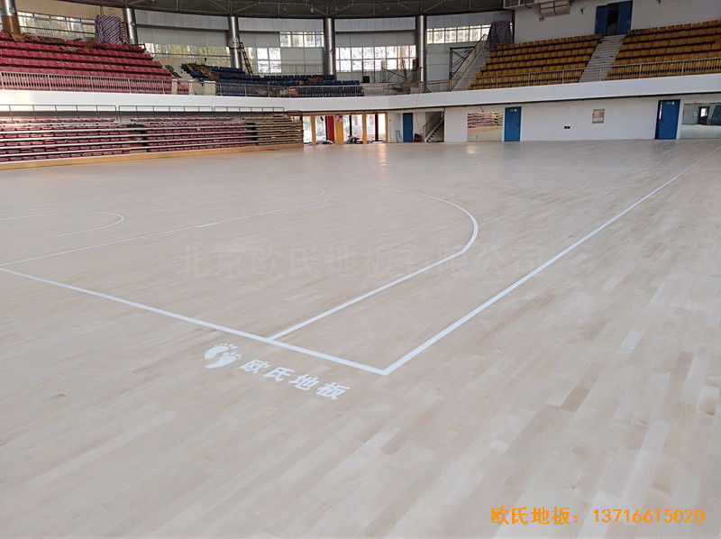 郑州工业应用技术学院体育馆运动木地板施工案例3