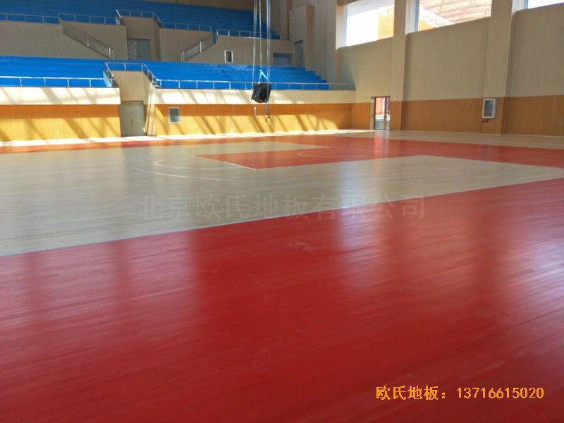 云南楚雄医专学院篮球馆体育地板安装案例4