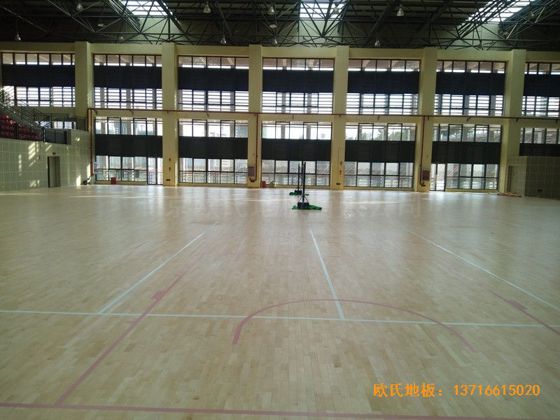云南滇西技术大学总部篮球馆体育木地板施工案例0