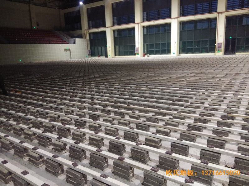 云南滇西技术大学总部篮球馆体育木地板施工案例1