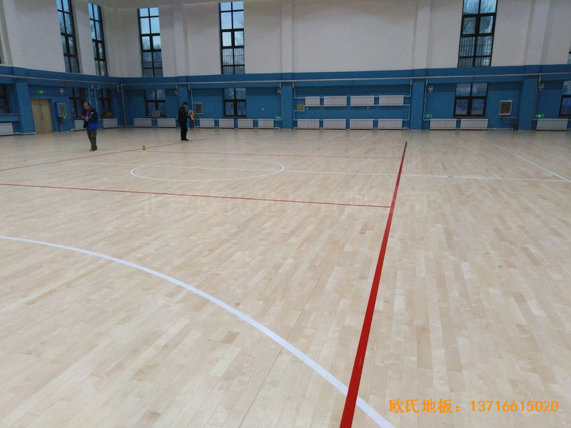 内蒙古扎兰屯职业学院篮球馆体育地板施工案例3