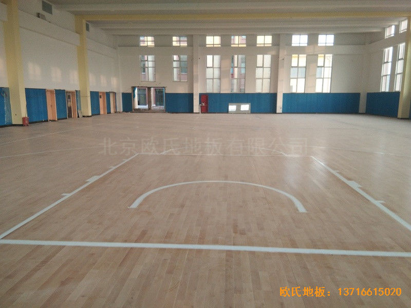 山东李沧徐水路小学篮球馆运动地板安装案例5