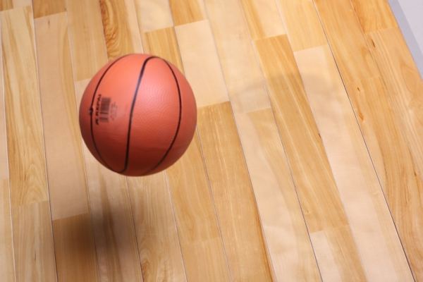 辽宁为什么室内篮球场多用运动木地板