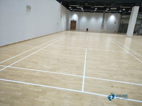 运动木地板踩上去为什么会空响 