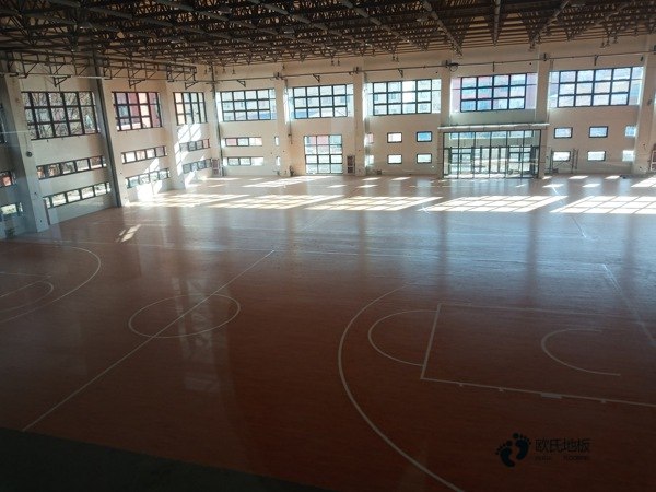 小学篮球馆木地板施工1