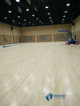 篮球场用什么木地板1