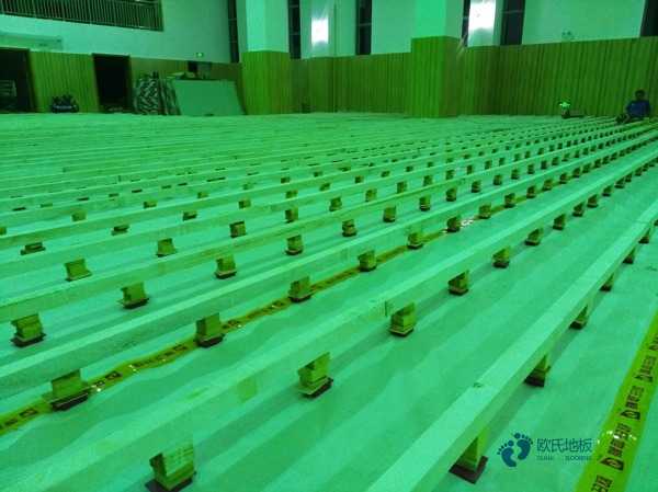 大学运动体育木地板施工队3