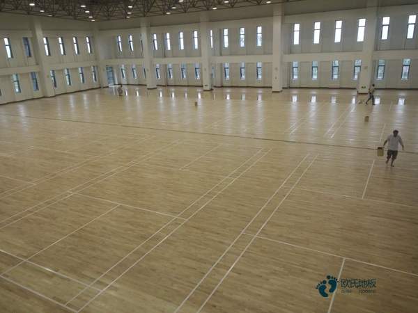 学校篮球馆木地板如何选1