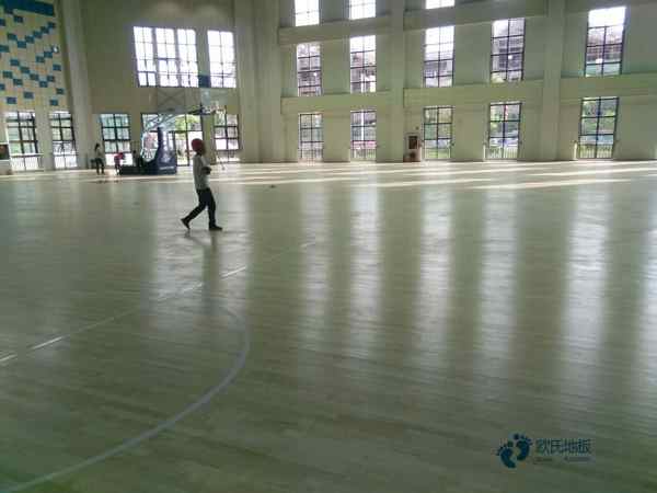 学校篮球馆地板施工团队2